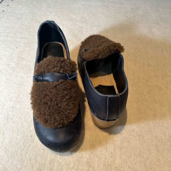 Unique chocolate brown clog with cute shearling detail. Size 38 - Picture 2 of 5